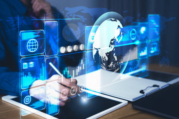 Imagen de un personal codificando una pagina web y programando